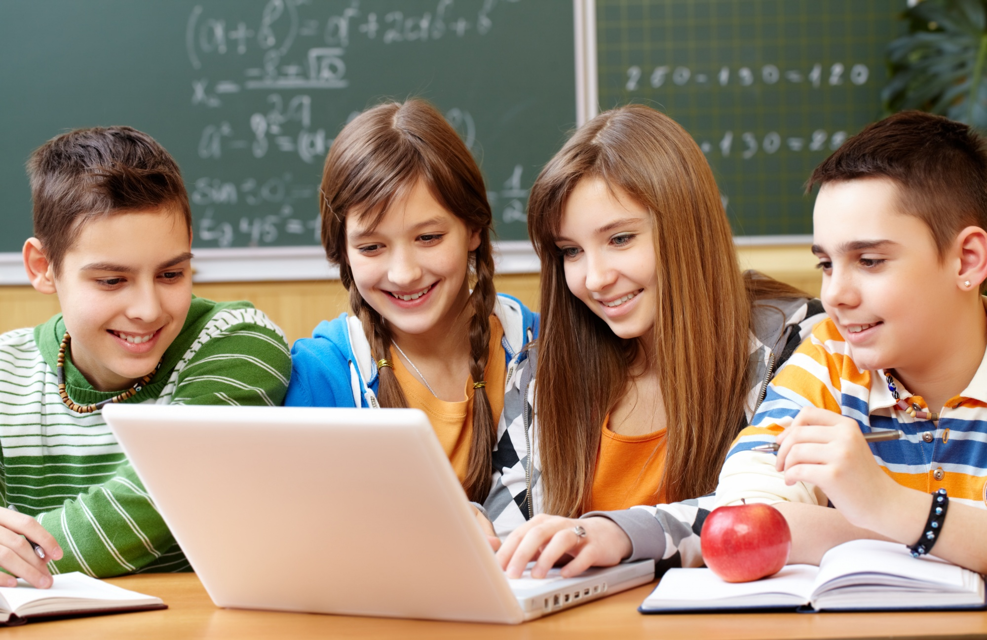 Students-working-laptop-school